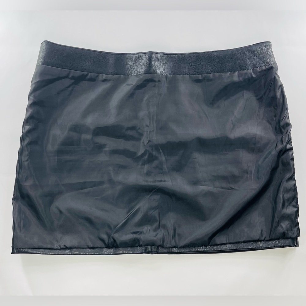 H&M BLACK FAUX LEATHER MINI SKIRT WITH SILVER ZIPPER SIZE 18